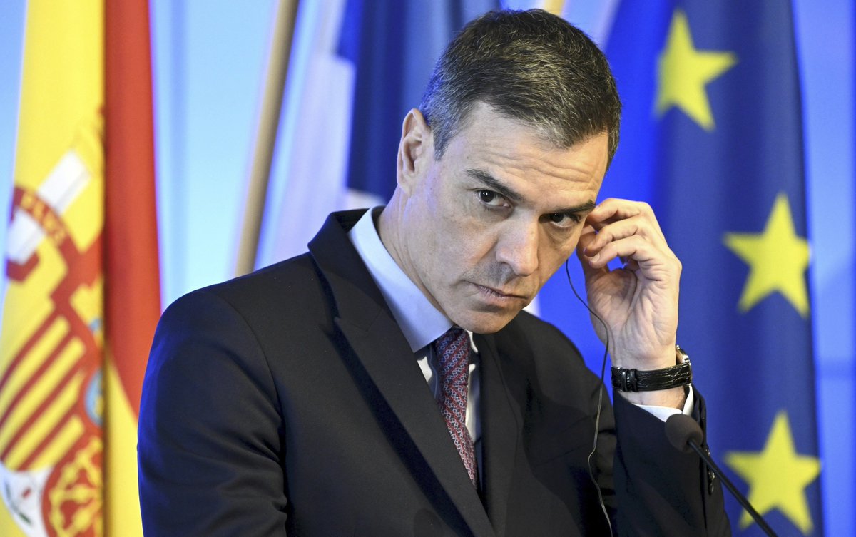 profsecundario's tweet photo. Recuerdo que hasta no hace mucho, al menos desde que Sánchez iba de regenerador de la política española, antes de caer y profundizar hasta el infinito en todos sus vicios, había un debate acerca de cuándo los políticos debían dimitir. 

Pasaba, lógicamente, que mientras la oposición se ponía exquisita, de una pureza virginal, al exigir responsabilidades, quienes estaban en el gobierno trataban de estirar algo más el chicle e insistían en el respeto a la presunción de inocencia y los tiempos judiciales.

Sin embargo, había debate, y ese debate situaba unos límites, por supuesto que amplios, pero al menos existentes: unos decían "indicios", otros "imputación", otros "apertura de juicio oral"... Pero todos, todos en general, establecían un tope a la desvergüenza. 

Eso se ha acabado con Sánchez en el poder. El socialismo no dimite y no cesa hasta que no es pillado con la pistola humeante en la mano, y aun así a menudo ni siquiera, porque todo es fango y bulos de la ultraderecha. Y, a pesar de ello, repiten lo de "tolerancia cero" y lo de "quien la hace la paga", cuando ni un apagón general, ni un descarrilamiento mortal producido por la falta de inversiones, ni siquiera un asalto de un país vecino a nuestras fronteras ha conseguido mover un ápice el cabello presidencial. 

El PSOE sanchista venía a refundar la política española y ciertamente lo ha hecho: asegurando y consolidando la impunidad de los irresponsables, de los corruptos y de los criminales.