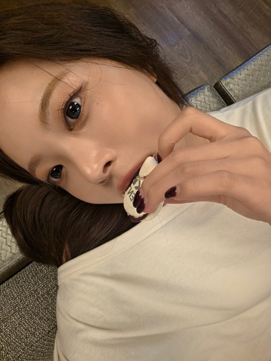 FIMBASE's tweet photo. [WEVERSE DM] 261001 #HONGEUNCHAE 🍒 

: princess off work
: I played princess today
: it was a full day
: trying living one day as a princess
: end
: ㅋㅋㅋㅋㅋㅋㅋㅋㅋ It’s not easy
: the city of theme parks
: Orlando
: thanks to that, I enjoyed everything, really fully ㅋㅋㅋ https://t.co/p4O5RwYzDB