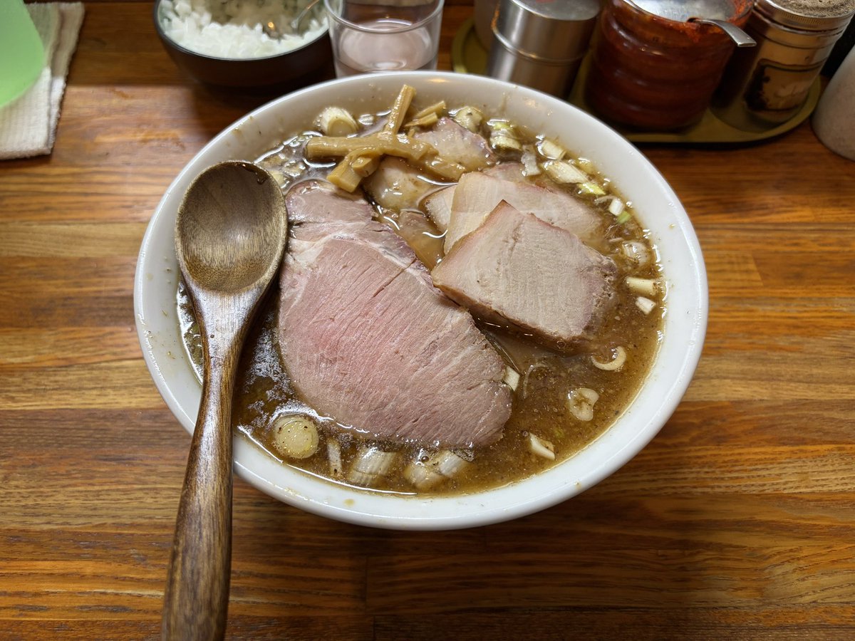 ojijiojiji's tweet photo. 一日一麺🍜

昼飯は赤羽にある「高はし」

今日は顎が疲れるくらいチャーシューが硬かった😅

でも、美味い😋

#ラーメン #ランチ #美味しい #グルメ #赤羽 https://t.co/sEhpmRpUBI