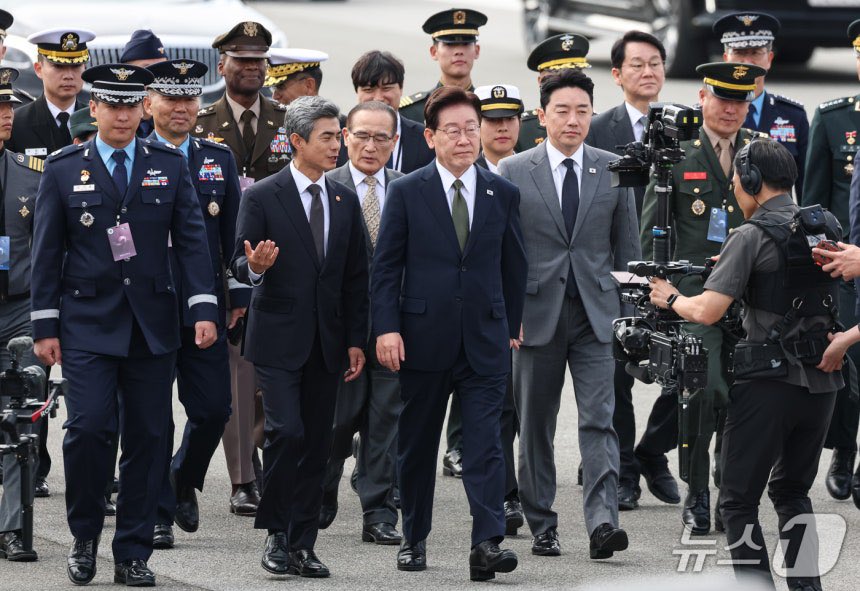 ppiyongyong333's tweet photo. 261001 국군의 날 기념식 https://t.co/GAKI6p94QX
