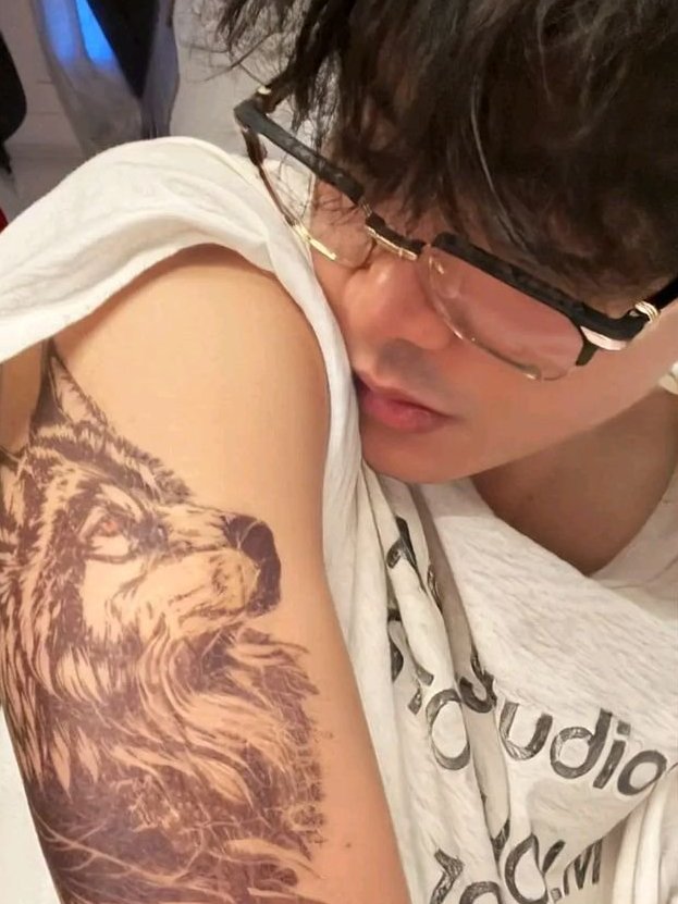 avocabradaba_'s tweet photo. "คนของพวกสุนัขเถื่อนเสนอหน้ามาทำอะไรที่เยวี่ยหลง"

แค่เห็นรอยสักหมาป่าก็อุจาดตาจะแย่ 

เขามองต่ำไปยังมือขวาของเฮยหลางที่ถูกลูกน้องเขาจับกดให้นั่งลงคุกเข่ากับพื้น สภาพดูไม่ได้ ไม่เหมือนตอนที่เคยเจอตามงานเลี้ยงน้ำชาเมื่ออาทิตย์ที่แล้วสักนิด

"กูไม่ใช่คนของพวกนั้นแล้ว"

"พูดจาอะไรระวังปากบ้างนะ"

"..."

"ไม่ใช่คนของพวกนั้นแล้ว? จากเฮยหลางสู่กู่หลางงั้นสิ แล้วเสนอหน้ามาทำไมที่นี่ อยากตายให้มันเร็วขึ้นหรือไง?"

"...อยากให้ช่วย"

"ก็มากราบที่เท้าเราสิ กู่หลาง"