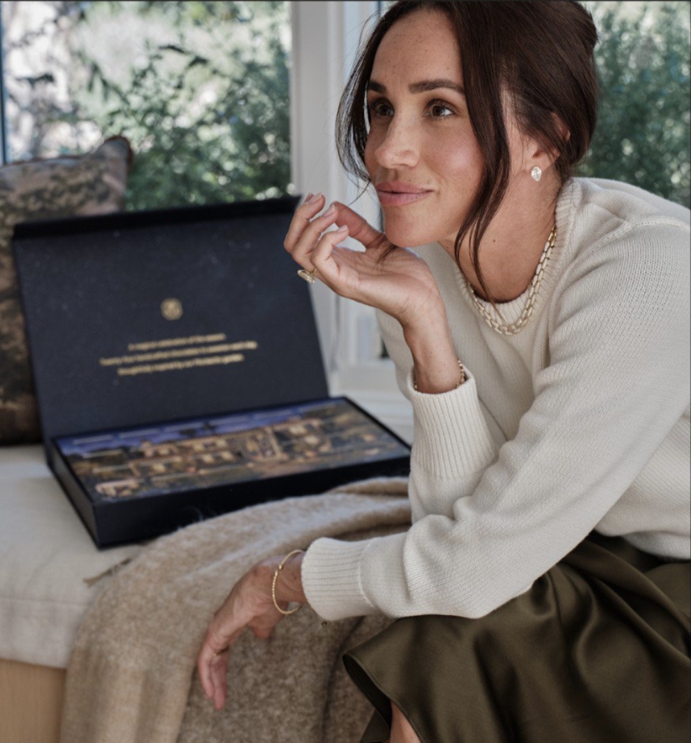 EyLoulou's tweet photo. OMG! YES YES ! ❤️❤️GORGEOUS #MeghanSussex's❤️❤️ SIGNATURE MESSY BUN hair style IS BACK 🔥🔥🔥🔥🔥 #MessyBun
#SussexSquad i'm so happy #DuchessOfSussex #AsEver ❤️❤️❤️❤️❤️❤️❤️❤️❤️❤️❤️❤️❤️❤️❤️❤️ https://t.co/elUeKO3A1a