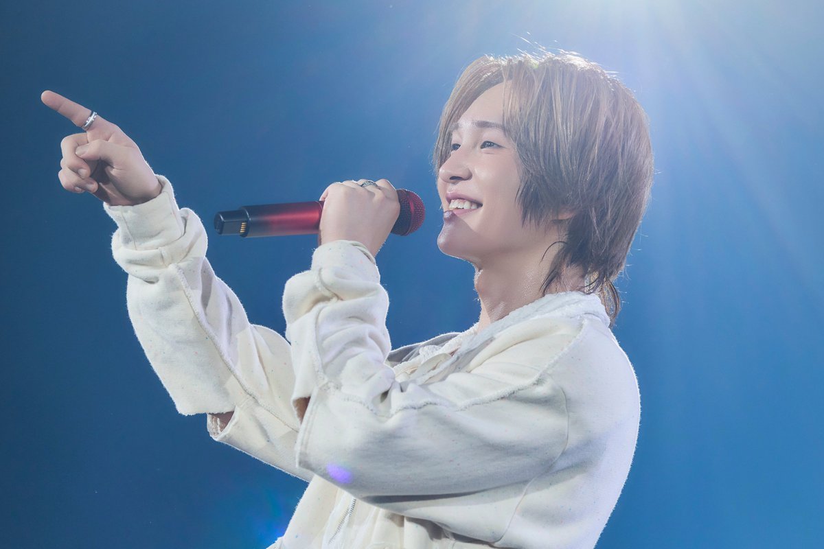 Kkorepo's tweet photo. 【イベントレポ🎤 ONEWが届けた“問い”と歌声】

「SHINee」ONEW（オンユ）が東京体育館で「ONEW THE LIVE : Q」を開催✨

王子様を思わせる衣装で「TOUGH LOVE」から幕を開け、歌声はもちろん、ダンスや映像、照明まで多彩な演出で“今”のONEWを表現。約2時間半にわたるステージの模様をレポートします！

#ONEW #オンユ #SHINee #ONEW_THE_LIVE_Q
🔗https://t.co/CfbuGTiQFh