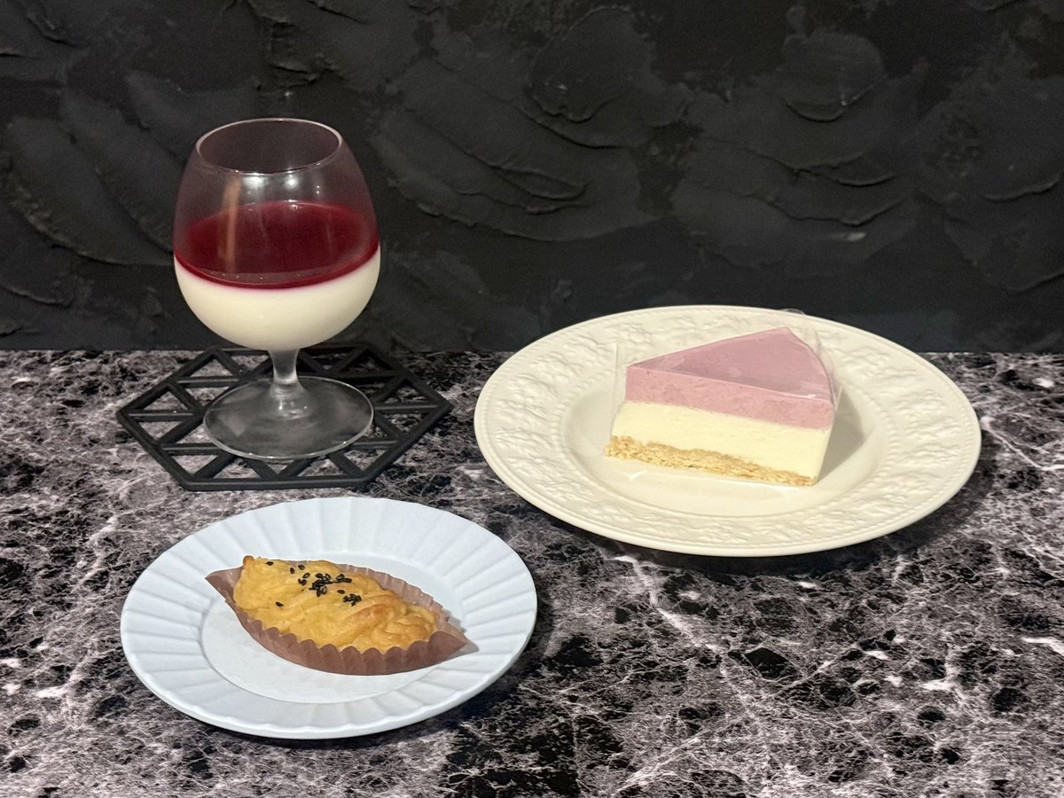 monohita_okashi's tweet photo. 本日(10/1~)販売のケーキたち🩷️

・ラズベリーソースがけパンナコッタ
・ラズベリーとホワイトチョコのムース
・スイートポテト

世間は今日から10月のようですね？
季節の進みが早すぎて、甘いスイーツを食べないとやっていけませんよね？？

#物語に浸るカフェ https://t.co/klufyOTpYb