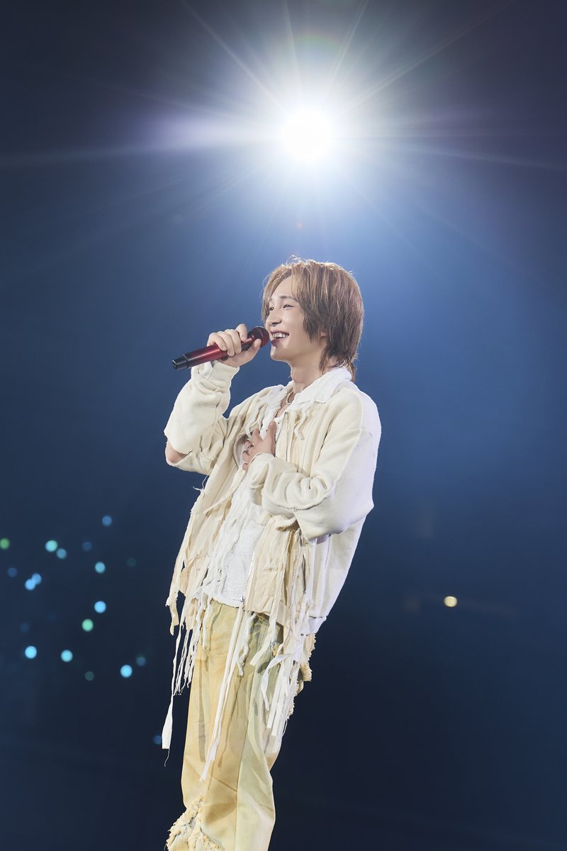 Kkorepo's tweet photo. 【イベントレポ🎤 ONEWが届けた“問い”と歌声】

「SHINee」ONEW（オンユ）が東京体育館で「ONEW THE LIVE : Q」を開催✨

王子様を思わせる衣装で「TOUGH LOVE」から幕を開け、歌声はもちろん、ダンスや映像、照明まで多彩な演出で“今”のONEWを表現。約2時間半にわたるステージの模様をレポートします！

#ONEW #オンユ #SHINee #ONEW_THE_LIVE_Q
🔗https://t.co/CfbuGTjouP