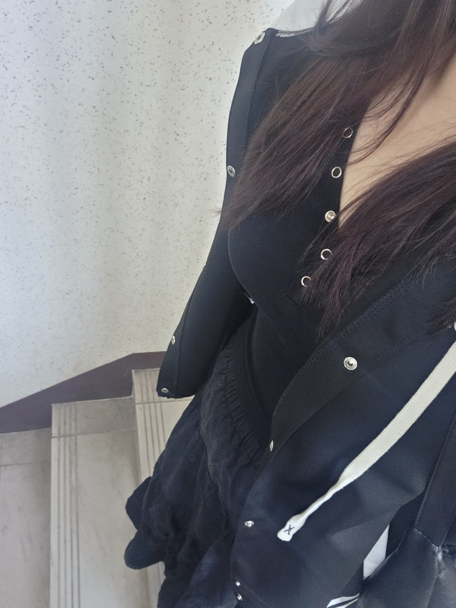 Chamnae88's tweet photo. 반팔만 입으려고 했는데 너무 추워서 다급하게 집 다시 들어가서 겉옷 챙겨입었음다.. https://t.co/dMbKd2amSG