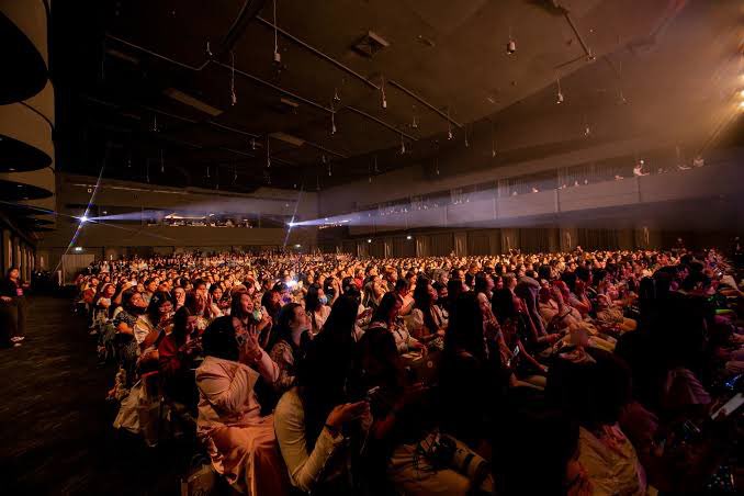 Melon9doo's tweet photo. วิคตันเปลี่ยนฮอบจัดแล้วทุกคน 😭😭😭😭😭😭 ฮอลนี้จุคนได้ประมาณ 1,300+ คน พี่ซึงอูได้ยินพวกเรา 😭😭😭😭 รักวิคตันอะ https://t.co/W9I6890YWS