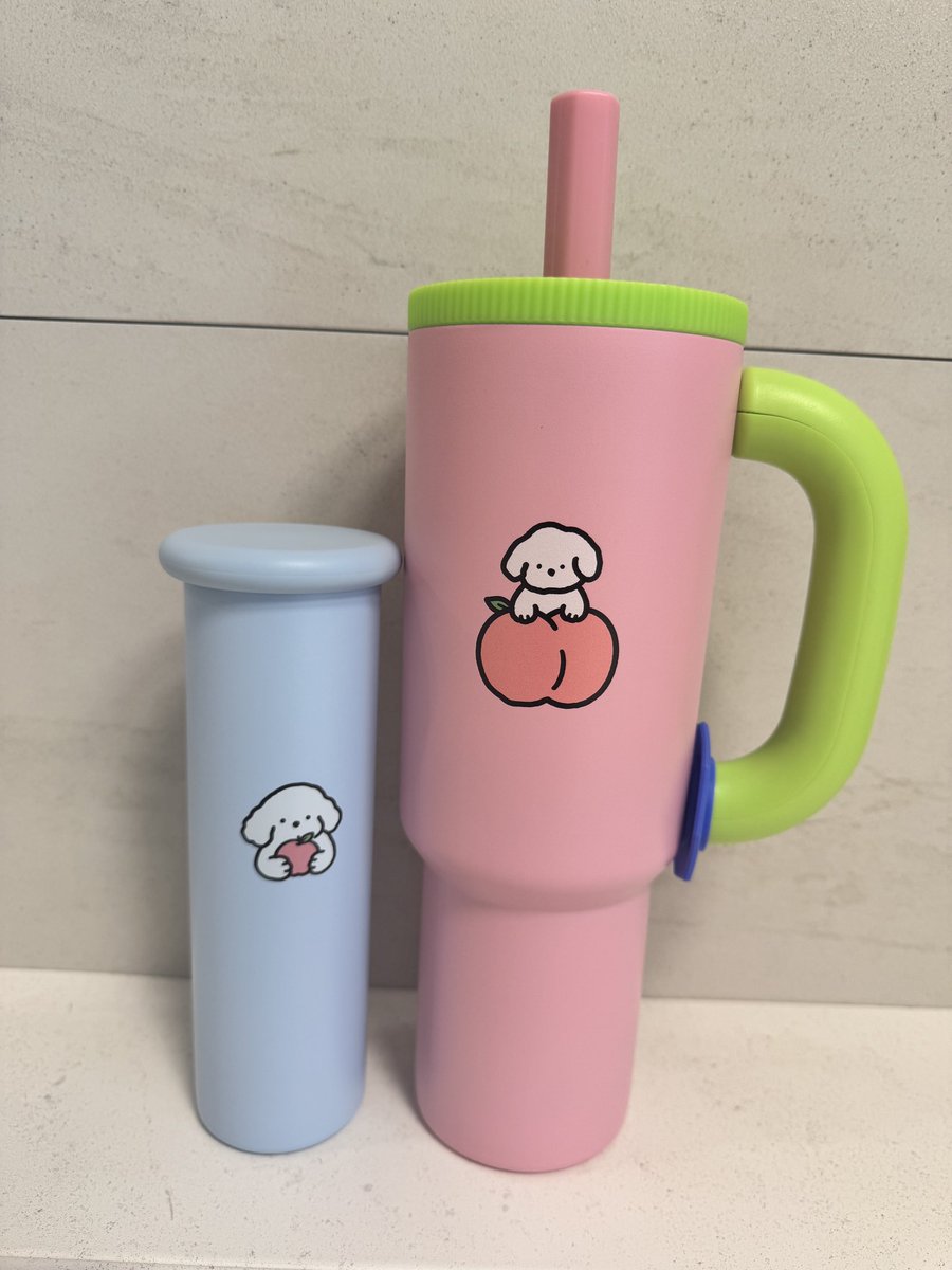 thongfa27's tweet photo. 나도 드디어 받았당!!!
텀블러도 포카도 넘 예쁨🥹🥹
포카 누락 된 줄 알았는데 겹쳐진 거였어서
14장도 모두 안전하게 도착!! 

히히 신 난다🌸🌸🌸 https://t.co/27e7CjnItu