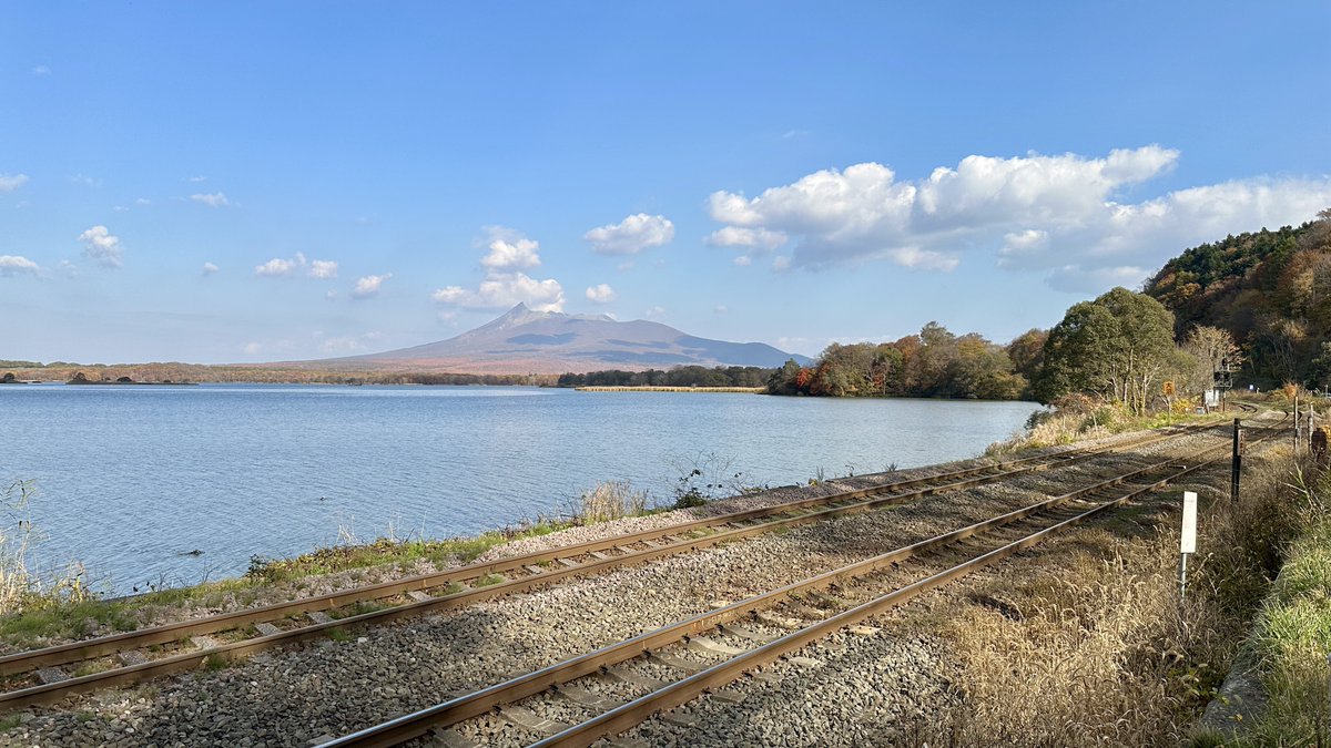 North_ern2's tweet photo. 北海道駒ヶ岳が1640年大噴火で発生させた山体崩壊どれだけヤバかったかというと、それまで駒ヶ岳は富士山と同じ形で標高は推定1700mあった。それが噴火で山の上半分が消し飛んで1100mの今の形になった。600m分の「山だったもの」が火砕流となって麓や海へ一気に流れ込んだ。…考えるだに恐ろしい。
この山体崩壊で発生した溶出物と岩石の濁流は山の南から東にかけて大きな被害をもたらし、南側では折戸川が堰き止められて今の駒ヶ岳山麓に広がる大沼や小沼などの湖沼群ができた。東側では鹿部の出来澗崎など火砕流が海に到達して新たな岬が作られ、また海に流れ込んだ火砕流は津波をも発生させ、渡島半島から十勝にまで被害をもたらした。特に噴火湾対岸の有珠周辺では7.5mほどの津波が起きてアイヌ700名が犠牲になった。
昭和4年の大噴火ではここまでの被害は幸いにも発生しなかったが、山麓では大量の火山噴出物の影響で函館へ電力を供給していた大沼発電所が使用不能になったほか、多数の人的、家屋被害をもたらした。
こんなやつ次に噴火したら…しかも行儀が悪い火山だし…って考えてしまうのも当然な存在なので、マジで勘弁してください。いつまでも綺麗な君でいてください（地元の民）