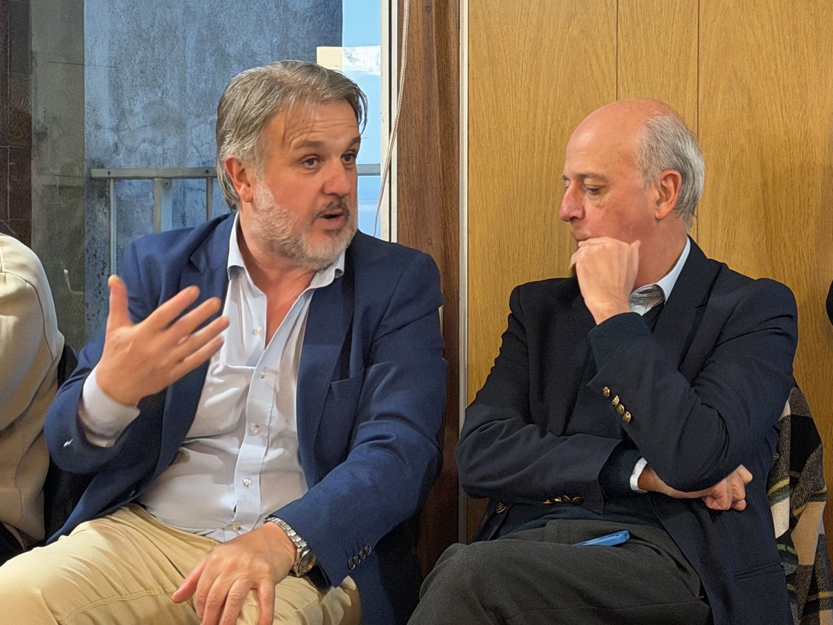 mgabrielapf's tweet photo. Sumando fuerzas en el Municipio C. Gran reunión de vecinos y dirigentes  junto al Senador @JavierGarcia_Uy y el Diputado @gabrielgianoli. Estamos convencidos de que en unidad, no hay objetivo inalcanzable #PartidoNacional @espaciocuarenta
@Fatilara_40 https://t.co/xiP7C0rjRn