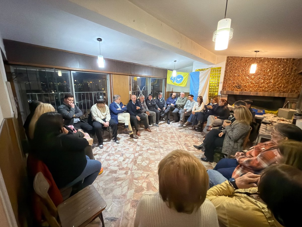 mgabrielapf's tweet photo. Sumando fuerzas en el Municipio C. Gran reunión de vecinos y dirigentes  junto al Senador @JavierGarcia_Uy y el Diputado @gabrielgianoli. Estamos convencidos de que en unidad, no hay objetivo inalcanzable #PartidoNacional @espaciocuarenta
@Fatilara_40 https://t.co/xiP7C0rjRn