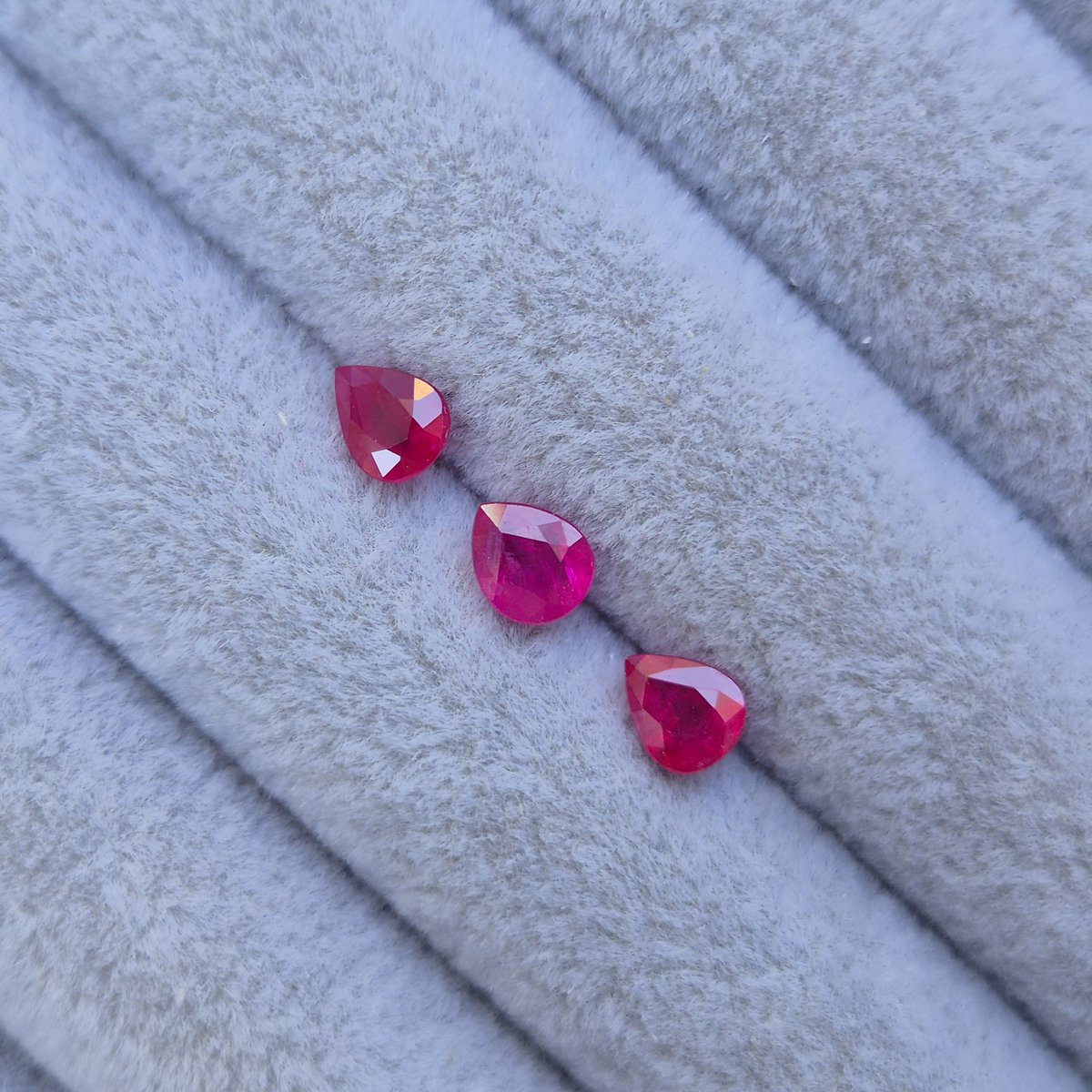 eliezergemstone's tweet photo. 페어쉐입 천연루비 스톤들♡
0.5~0.7ct스톤들♡
#루비 #천연루비 #ruby #엘리젬 #주얼리 https://t.co/Csg5jIWF13