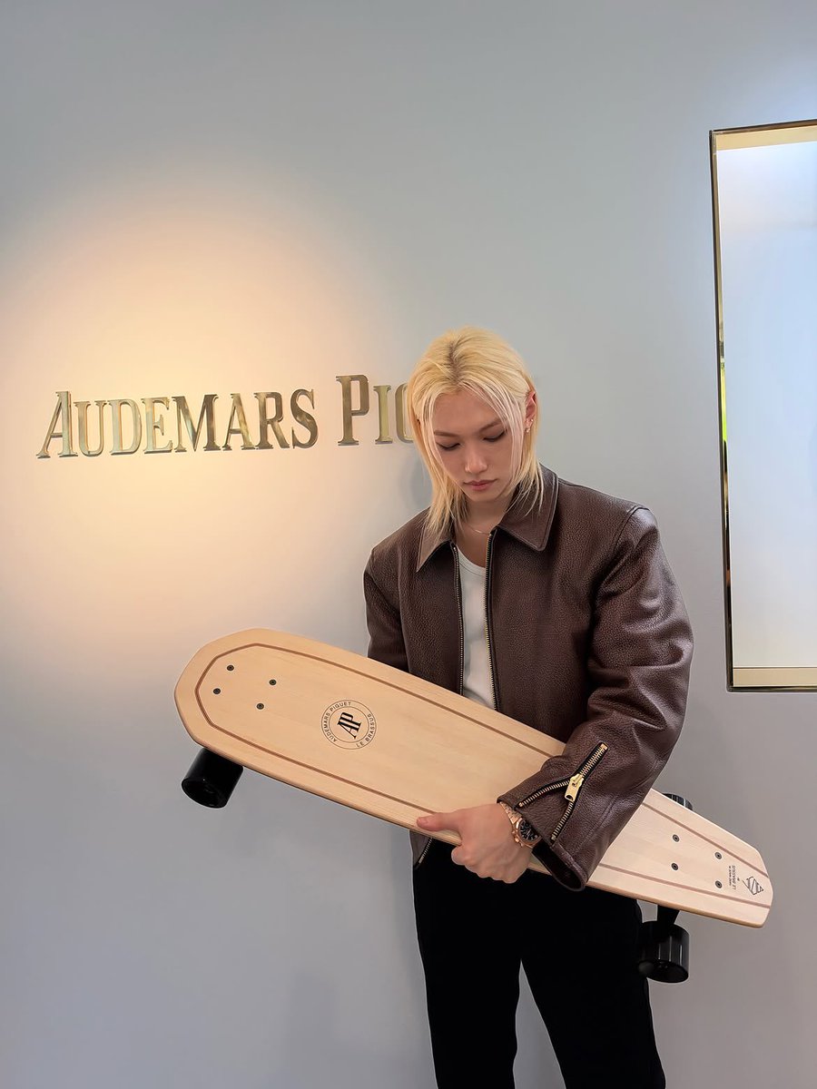tooampm's tweet photo. ฟิลิก stray kids  ได้เข้าร่วมเป็นส่วนหนึ่งของครอบครัว Audemars Piguet อย่างเป็นทางการแล้ว

ช่วงที่ ฟิลิกไปสวิตเซอร์แลนด์ ได้มีโอกาสได้เยี่ยมชม สำนักงานใหญ่ของแบรนด์ รวมถึง House of Wonders ซึ่งเป็นทั้งพิพิธภัณฑ์และสตูดิโอเวิร์กช็อปของ APโอเดอมาร์ส ปิเกต์

©️skzstyle_it
.…อนึ่ง Audemars Piguet (AP) อยู่ในระดับท็อปของท็อปของวงการนาฬิกาสวิส โดยเฉพาะในสาย luxury watch  คือเทียร์เดียวกับปาเต็กฟิลิปป์นาจา😮🙌🏻🙌🏻