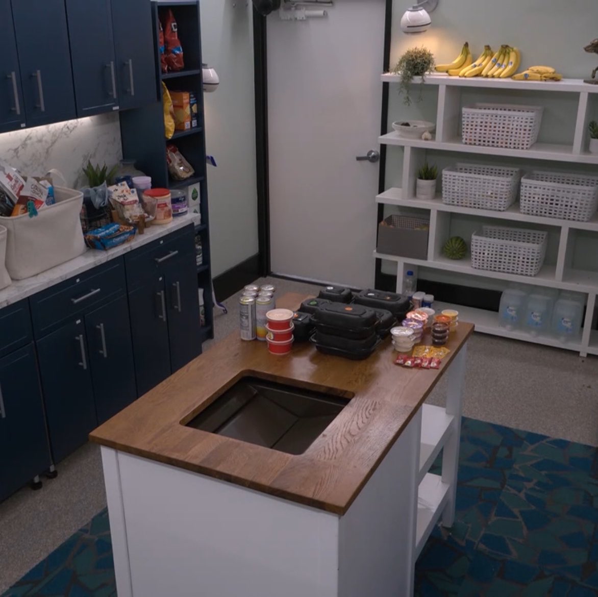 89razorskate20's tweet photo. Looks like the Dave’s Hot Chicken takeout has arrived #BB28 https://t.co/jqyXdPjkWe