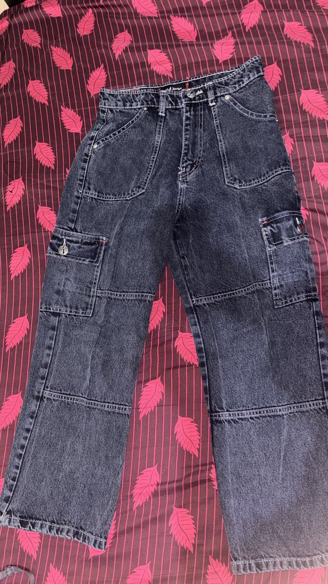 lostingalaxies_'s tweet photo. @kindvrjoy Atasan fashionchic baru, celana ham! Jeansku preloved like new https://t.co/ABqujc8Adc