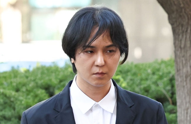 KoreanUpdates's tweet photo. The judge senteced #SongMino to 1 year imprisonment with 2 years probation for violating the Military Service Act. "A", the service management officer at that time who was indicted along, was senteced to 10 month imprisonment with 2 years probation.

The court recognized the relationship of joint act between the two, determining that "A" participated in the crime by processing the status of Song, as if he reported to work normally, though Song was actually absent.

However, the court also considered Song's remorse and guilt, and the fact that he had been receiving psychiatric treatment since 2017, and his intention to fulfill his remaining service, hence the sentence were decided that way.

https://t.co/dMjNfEn0GC
#KoreanUpdates VF