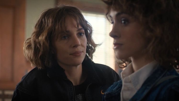 nancysluvr's tweet photo. does robin know she can look away https://t.co/dxIofWhJVF