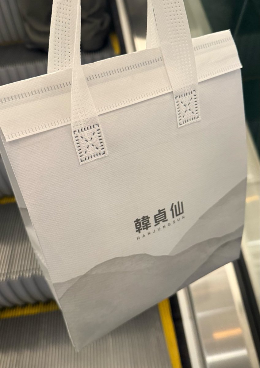 ribonini9's tweet photo. 우하하 서울역 한정선 추석 연휴 끝낫는데도 2시간 대기할 때
더현대 한정선은 20분 대기함 
여의도 가까워서 참 다행띠다 https://t.co/YX34LENBBZ