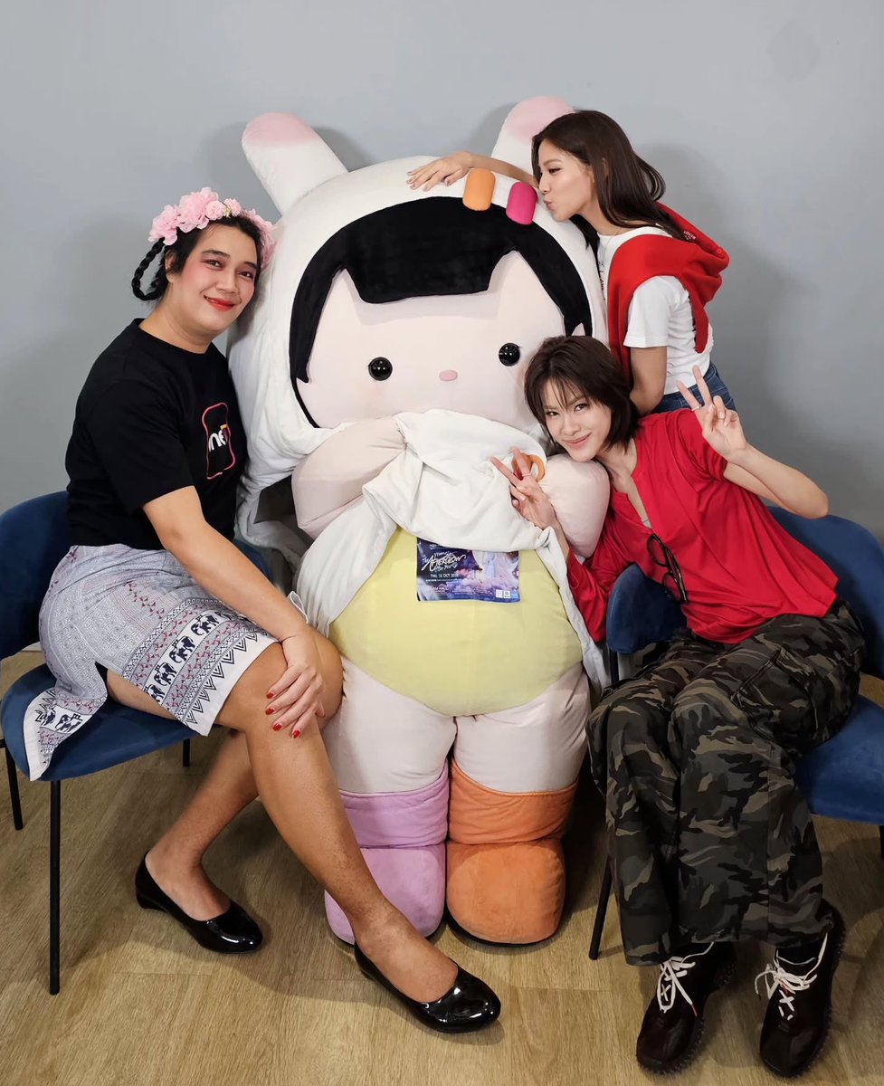 thasornofficial's tweet photo. ครอบครัวน่ารัก ครอบครัวสระอี้ น่ารักมากๆ ครอบครัวสุขสันต์สุดๆ รักนะลูก ❤️

📍 ชมสัมภาษณ์เต็มที่ YouTube oneบันเทิง

IG Update: jt_juntrue

#MoonshadowSeries
#ANY #EmiBonnie 
꒰ #emiamily @emiamily ꒱ https://t.co/XHCJyd51fB
