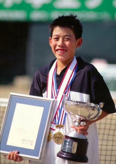 DjokovicFan_'s tweet photo. Kei Nishikori after winning the U-12 Japan National Championships, 2001. ☺️ https://t.co/BYb2ycI6eB