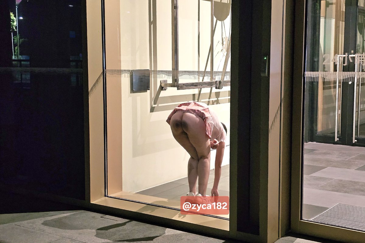 zyca182's tweet photo. 電梯裡巧遇學妹，她說快考試了，壓力好大，想要約我一起去圖書館看書。

但到了圖書館，我才發現東西忘在車上，只好折返回去。

於是學妹先進去裡面等我。

當我回來時正看見學妹正背對著玻璃窗，彎下腰來綁鞋帶。

古人說的對，果然書中自有顏如玉～

至於學妹會約我想看什麼書？
未完待續。 https://t.co/oXoJEfVrmU