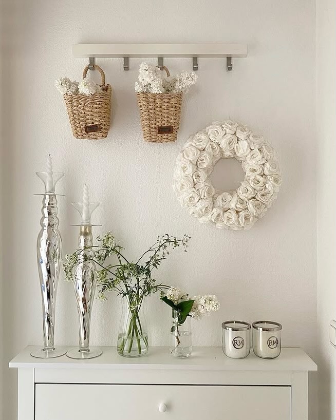 JoeannProvent's tweet photo. Good morning, girls

Come on in... I brightened up the small hallway a little and placed a few lilac blossoms in my very old baskets. Of course, I fooled around a bit beforehand... Now, quickly off to work so I can be back in no time and enjoy the https://t.co/5KSKmMTpfs