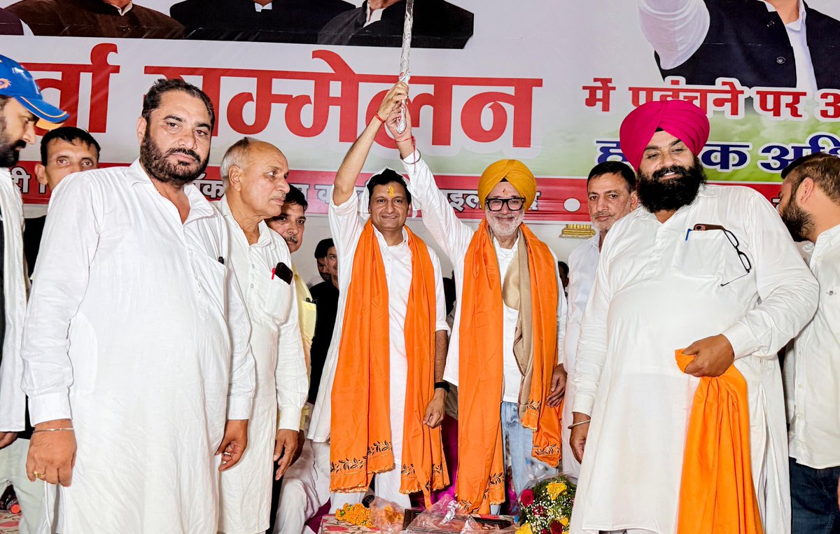 DeependerSHooda's tweet photo. 📍पिहोवा, कुरुक्षेत्र में :- हरियाणा में वोट चोरी ही नहीं, पूरी सरकार चोरी की गई है। हमारी मांग है कि मुख्य चुनाव आयुक्त ज्ञानेश कुमार इस्तीफा दें और हरियाणा में दोबारा चुनाव कराए जाएँ।

पिहोवा और इस्माईलाबाद ब्लॉक कांग्रेस कार्यकर्ता सम्मेलन के सफल आयोजन के लिए विधायक @MandeepSChatha जी को बधाई एवं नव-नियुक्त ब्लॉक अध्यक्षों करणजीत चठ्ठा जी और मोहन लाल भाँवरा जी को शुभकामनाएं।

साथ आदरणीय विधायक @AshokArora_INC जी, विधायक रामकरण काला जी, पूर्व विधायक व जिलाध्यक्ष मेवा सिंह जी, पूर्व सांसद कैलाशो सैनी जी, पूर्व CPS सुल्तान सिंह जडोला जी, राजीव गांधी पंचायती राज संगठन के प्रदेश अध्यक्ष फोमलाल जी समेत युवा कांग्रेस, NSUI, सेवा दल, महिला कांग्रेस के पदाधिकारी, स्थानीय नेता व कार्यकर्ता मौजूद रहे।

@SanjaySDutt @BhupinderShooda @raonarenderinc @INCHaryana