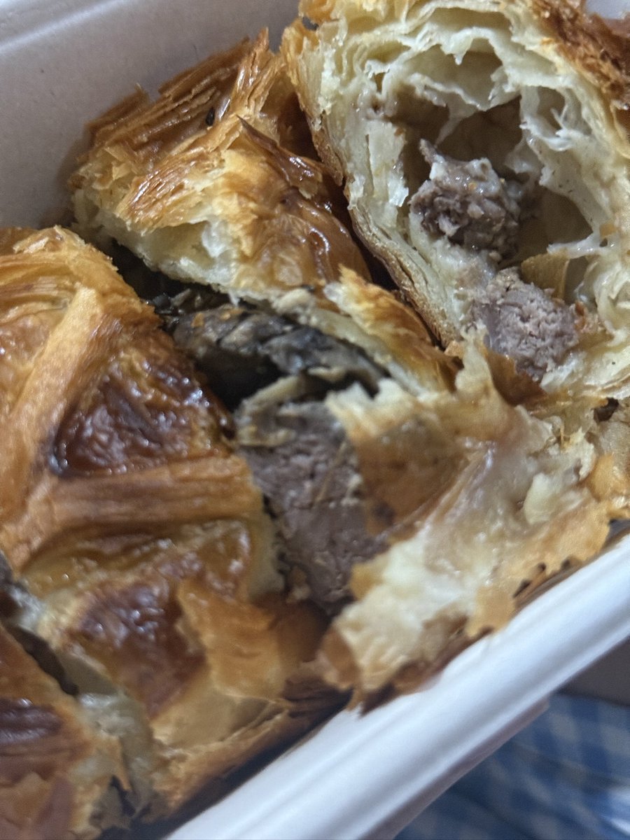 chingcbn's tweet photo. อยากให้ฟังเสียงตอนเอาออกจากหม้อใหม่ๆ😬 
Beef Wellington Croissant ของ Flour &amp; Flutter
เราเนื้อนุ่ม ไส้อร่อยเลย แต่กินแล้วระวังเลอะ👀 https://t.co/3xmBJ0kUtG