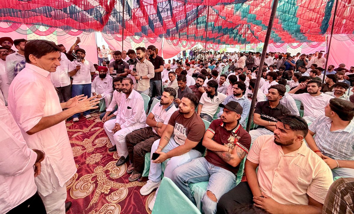 DeependerSHooda's tweet photo. 📍पिहोवा, कुरुक्षेत्र में :- हरियाणा में वोट चोरी ही नहीं, पूरी सरकार चोरी की गई है। हमारी मांग है कि मुख्य चुनाव आयुक्त ज्ञानेश कुमार इस्तीफा दें और हरियाणा में दोबारा चुनाव कराए जाएँ।

पिहोवा और इस्माईलाबाद ब्लॉक कांग्रेस कार्यकर्ता सम्मेलन के सफल आयोजन के लिए विधायक @MandeepSChatha जी को बधाई एवं नव-नियुक्त ब्लॉक अध्यक्षों करणजीत चठ्ठा जी और मोहन लाल भाँवरा जी को शुभकामनाएं।

साथ आदरणीय विधायक @AshokArora_INC जी, विधायक रामकरण काला जी, पूर्व विधायक व जिलाध्यक्ष मेवा सिंह जी, पूर्व सांसद कैलाशो सैनी जी, पूर्व CPS सुल्तान सिंह जडोला जी, राजीव गांधी पंचायती राज संगठन के प्रदेश अध्यक्ष फोमलाल जी समेत युवा कांग्रेस, NSUI, सेवा दल, महिला कांग्रेस के पदाधिकारी, स्थानीय नेता व कार्यकर्ता मौजूद रहे।

@SanjaySDutt @BhupinderShooda @raonarenderinc @INCHaryana