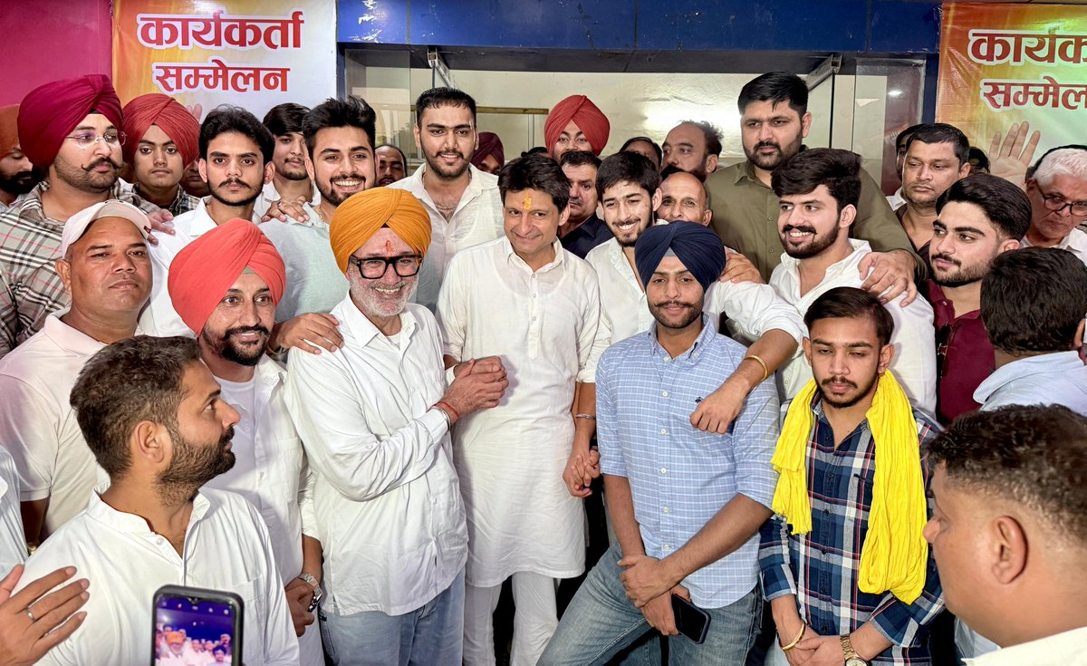 DeependerSHooda's tweet photo. 📍पिहोवा, कुरुक्षेत्र में :- हरियाणा में वोट चोरी ही नहीं, पूरी सरकार चोरी की गई है। हमारी मांग है कि मुख्य चुनाव आयुक्त ज्ञानेश कुमार इस्तीफा दें और हरियाणा में दोबारा चुनाव कराए जाएँ।

पिहोवा और इस्माईलाबाद ब्लॉक कांग्रेस कार्यकर्ता सम्मेलन के सफल आयोजन के लिए विधायक @MandeepSChatha जी को बधाई एवं नव-नियुक्त ब्लॉक अध्यक्षों करणजीत चठ्ठा जी और मोहन लाल भाँवरा जी को शुभकामनाएं।

साथ आदरणीय विधायक @AshokArora_INC जी, विधायक रामकरण काला जी, पूर्व विधायक व जिलाध्यक्ष मेवा सिंह जी, पूर्व सांसद कैलाशो सैनी जी, पूर्व CPS सुल्तान सिंह जडोला जी, राजीव गांधी पंचायती राज संगठन के प्रदेश अध्यक्ष फोमलाल जी समेत युवा कांग्रेस, NSUI, सेवा दल, महिला कांग्रेस के पदाधिकारी, स्थानीय नेता व कार्यकर्ता मौजूद रहे।

@SanjaySDutt @BhupinderShooda @raonarenderinc @INCHaryana