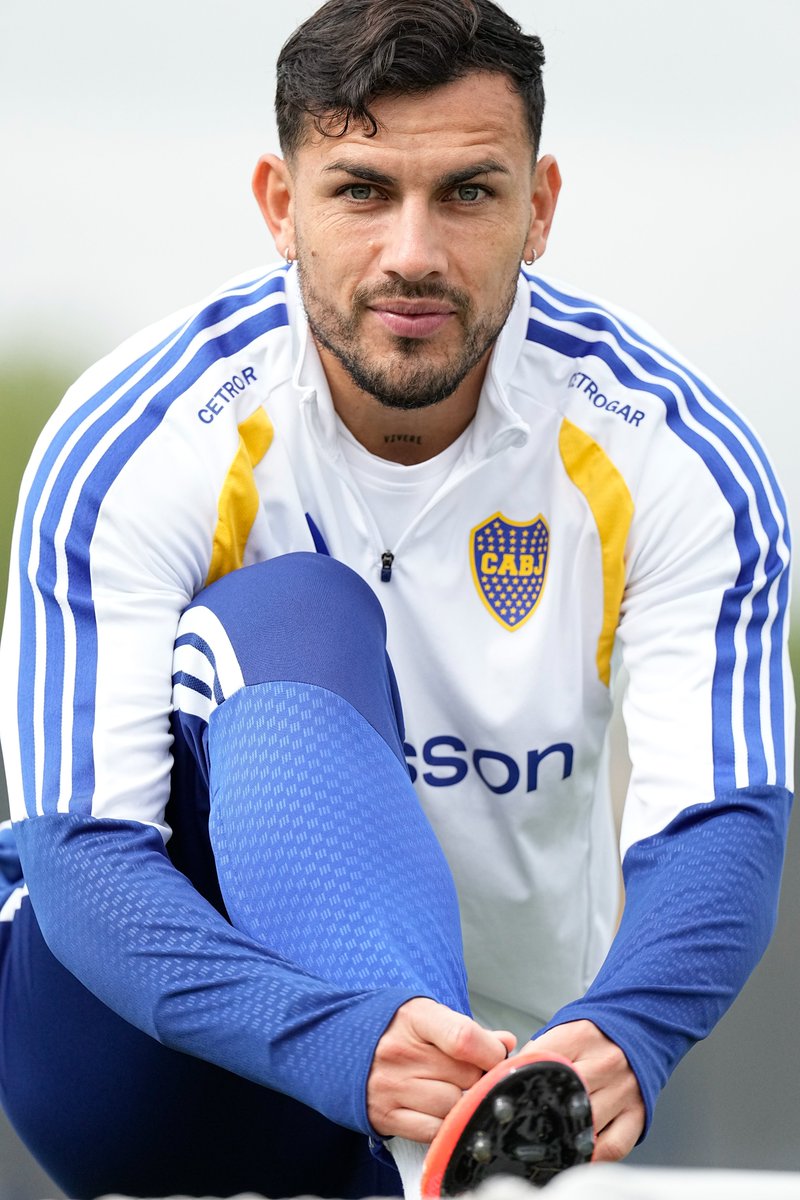 ElCanaldeBoca's tweet photo. Dos bosteros mirándose fijamente 👀 🔵🟡🔵 https://t.co/eRgifQrthJ