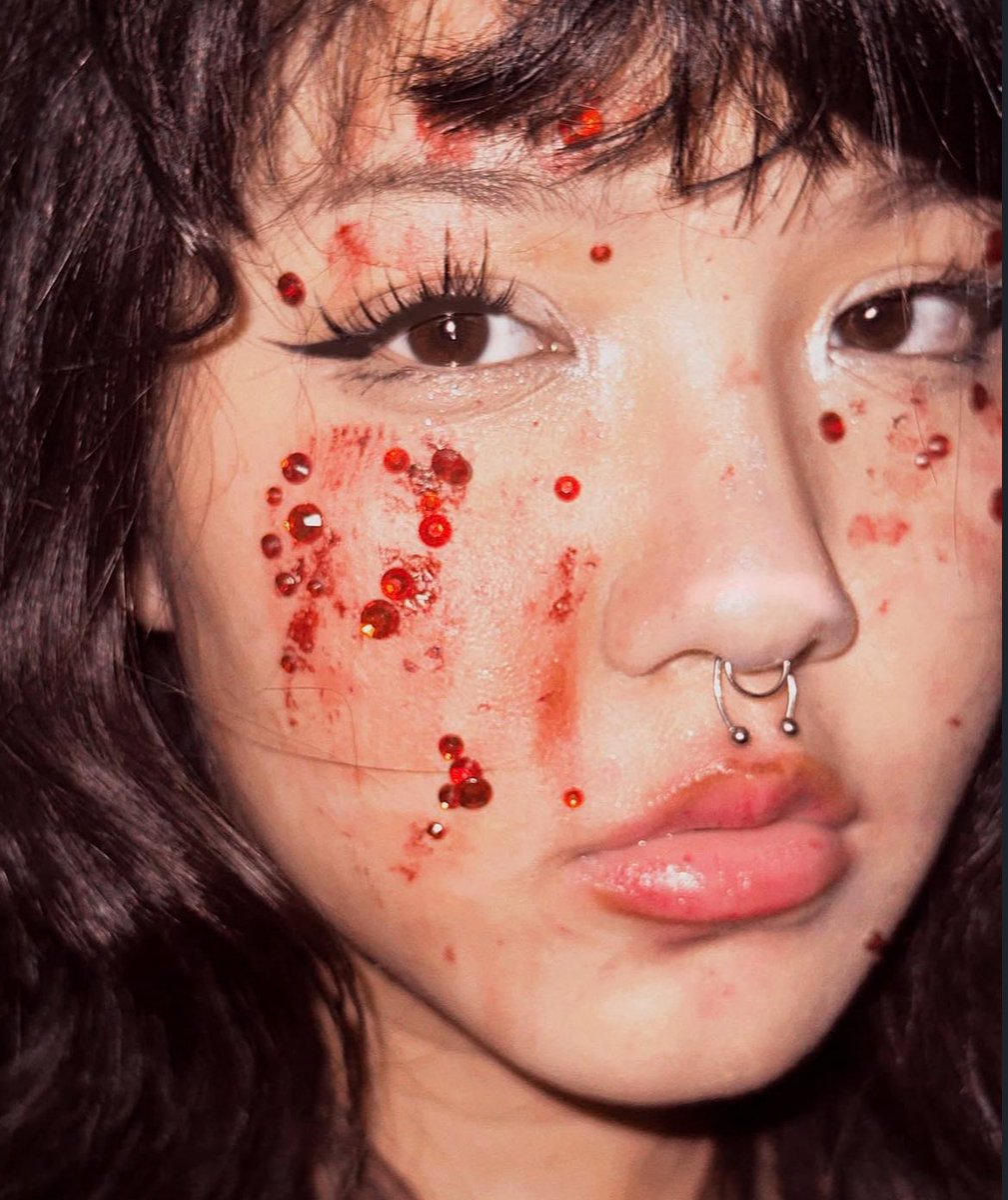 vzoqxWORLDWIDE's tweet photo. halloween makeup from halloween 2023 https://t.co/oy0IR3evqT