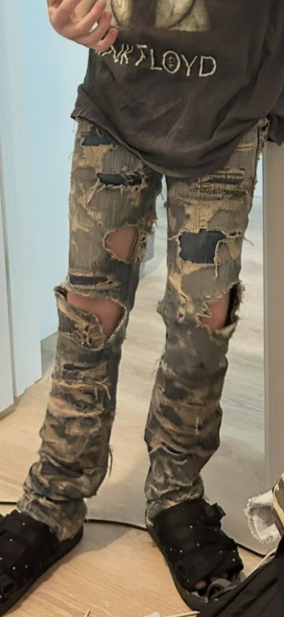 W3PSS's tweet photo. Mf there’s no other pair blown out on the left pocket and on the right knee I pissed in yo pants https://t.co/DwWKMw8arO