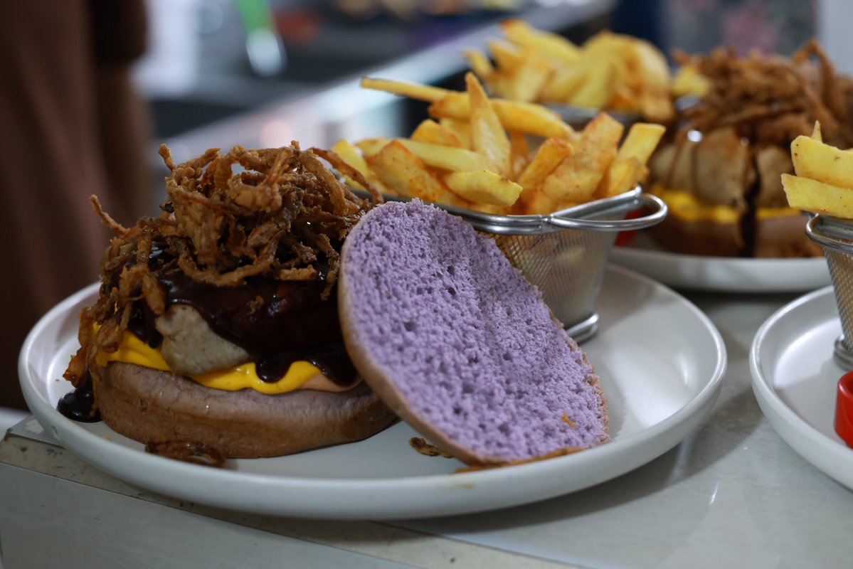 GiovaUbidiaOk's tweet photo. Detrás de cada emprendimiento hay una historia, hay esfuerzo y hay mucho talento! Nuestros emprendedores son el motor de Pichincha.

Si quieres comerte una buena hamburguesa Bembys Lab Burguer súper recomendado tienen 20 opciones para todos los gustos! https://t.co/MRYSQxONSO
