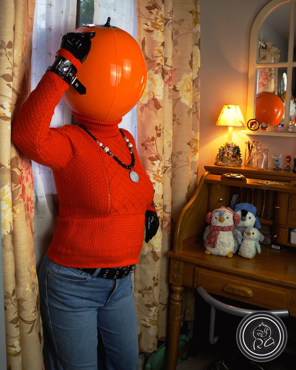 RChinguin's tweet photo. Summer has come and gone and the first day of autumn has now entered the chat! Anyways, do you guys know what comes after summer? It starts with a H, has an allow in the middle, and screams with an EEN at the end. 
#lightlatex #latexdoll #latexlife #shiny https://t.co/t0co7baivB