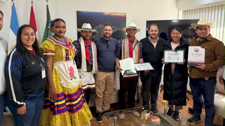 AntorchaAM's tweet photo. 💃🎶 ¡México llega a Argentina a través del arte! Los @GruposMov continúan su gira mostrando la riqueza de nuestra cultura.
 #AntorchaEsCultura https://t.co/CDrs6LdfSI