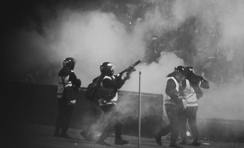 CB_UII's tweet photo. Kami berharap orang-orang tak memalingkan wajah dan melupakannya. Ketika kanjuruhan seketika penuh gas air mata akibat ulah tangan aparat negara, dan menewaskan 135 nyawa manusia. Hingga saat ini, keadilannya dikebumikan tanpa doa. 

Al-Fatihah. 🥀
#KanjuruhanBelumUsai https://t.co/5JrFiFsjHg