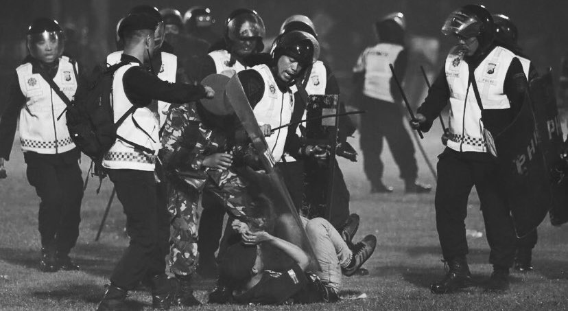 CB_UII's tweet photo. Kami berharap orang-orang tak memalingkan wajah dan melupakannya. Ketika kanjuruhan seketika penuh gas air mata akibat ulah tangan aparat negara, dan menewaskan 135 nyawa manusia. Hingga saat ini, keadilannya dikebumikan tanpa doa. 

Al-Fatihah. 🥀
#KanjuruhanBelumUsai https://t.co/5JrFiFsjHg