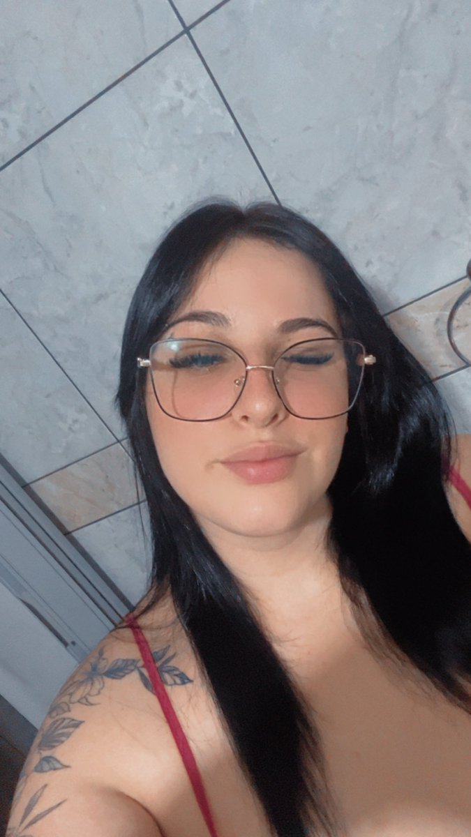 Natypaccorr's tweet photo. Pau no cu de todo mundo eu fiquei linda de óculos 🤷🏻‍♀️ https://t.co/m0k1GCKMTl