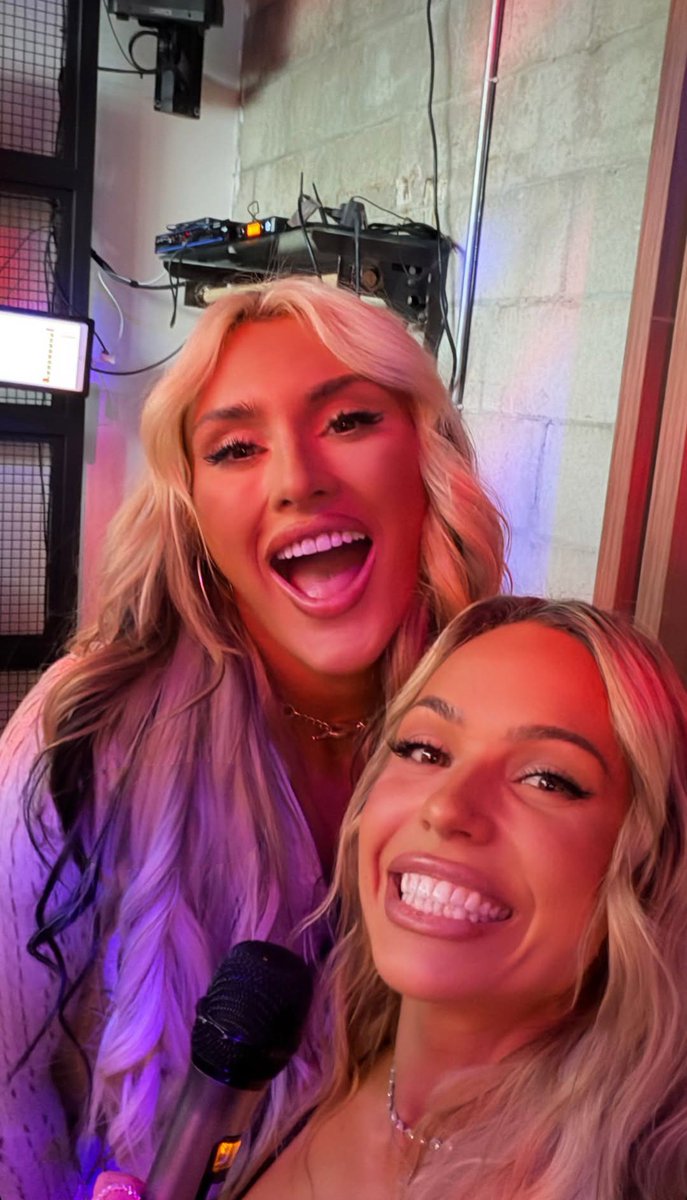 Miss_Stratton_'s tweet photo. Karaoke Queens 

@maxxinevision https://t.co/0H4e9a9WoE