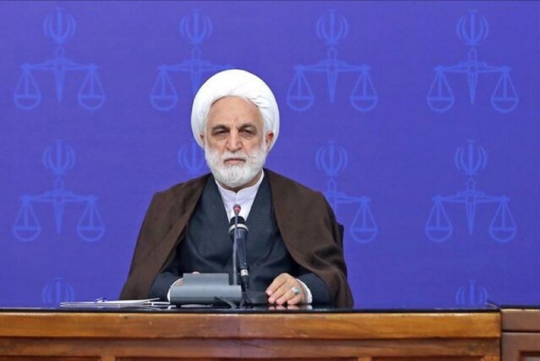 tasmime_kobra's tweet photo. معمولا سیستم قضایی‌ کشورها در زمان جنگ، آرایش وحشیانه ای علیه فساد و قانون شکنی می‌گیرد و پاکسازی‌ اساسی ای انجام می‌دهد.

جای تعجب نیست که اژه ای دقیقا خلاف این مسیر حرکت می‌کند؟!
#عزل_اژه‌ای https://t.co/KUzETrawOX