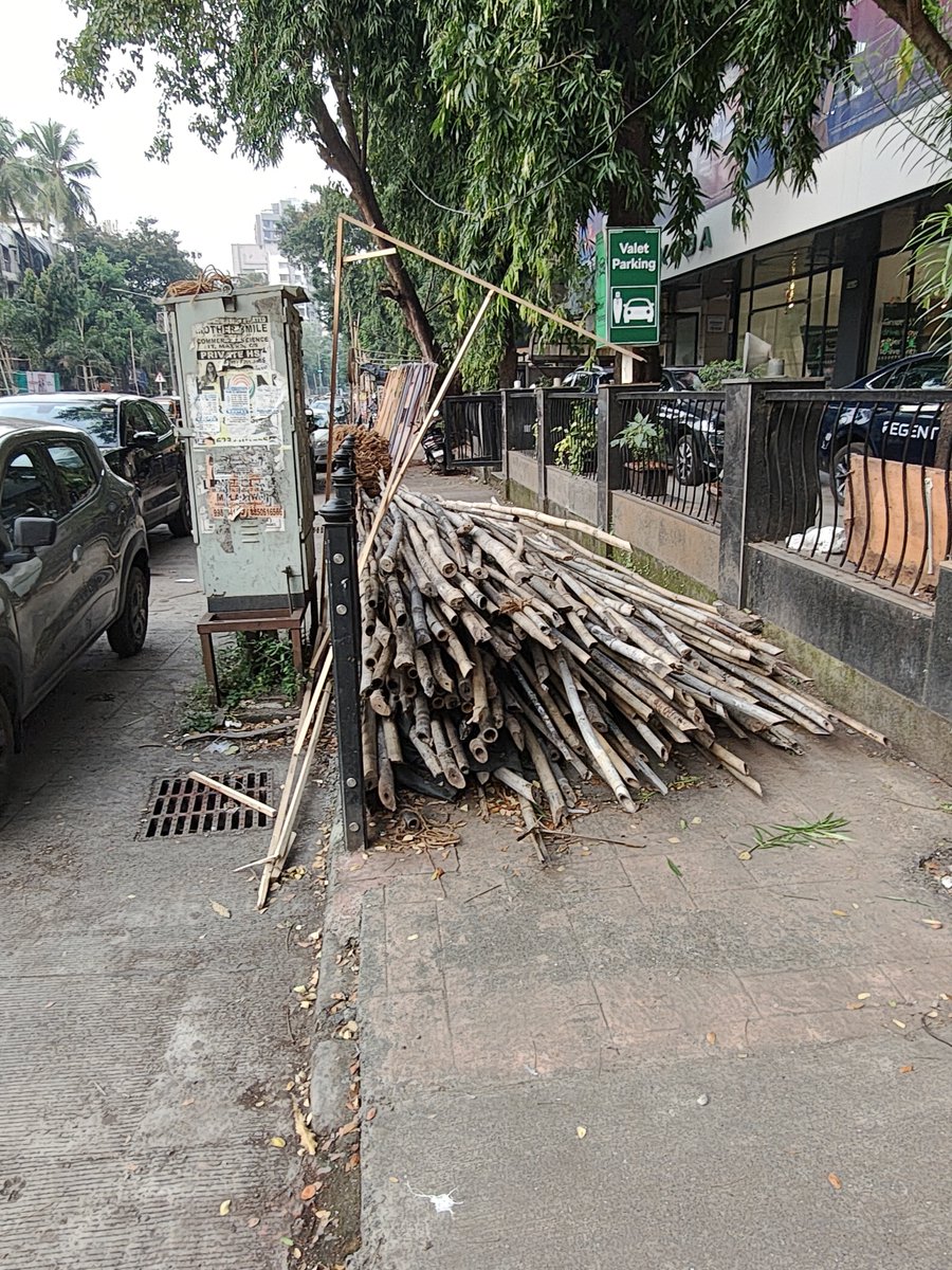 AlertCitizen5's tweet photo. @mybmc @mybmcInfra @mybmcwardRS Remove these materials from footpath urgently blocking smooth movement of pedestrians at #Kandivali SV Road , Near Skoda car showroom.
CC : @Dhavalvorabjp @MNCDFbombay @midday
#PedestrianSafety
#MNCDFcollective https://t.co/7Jm8vGwAWI