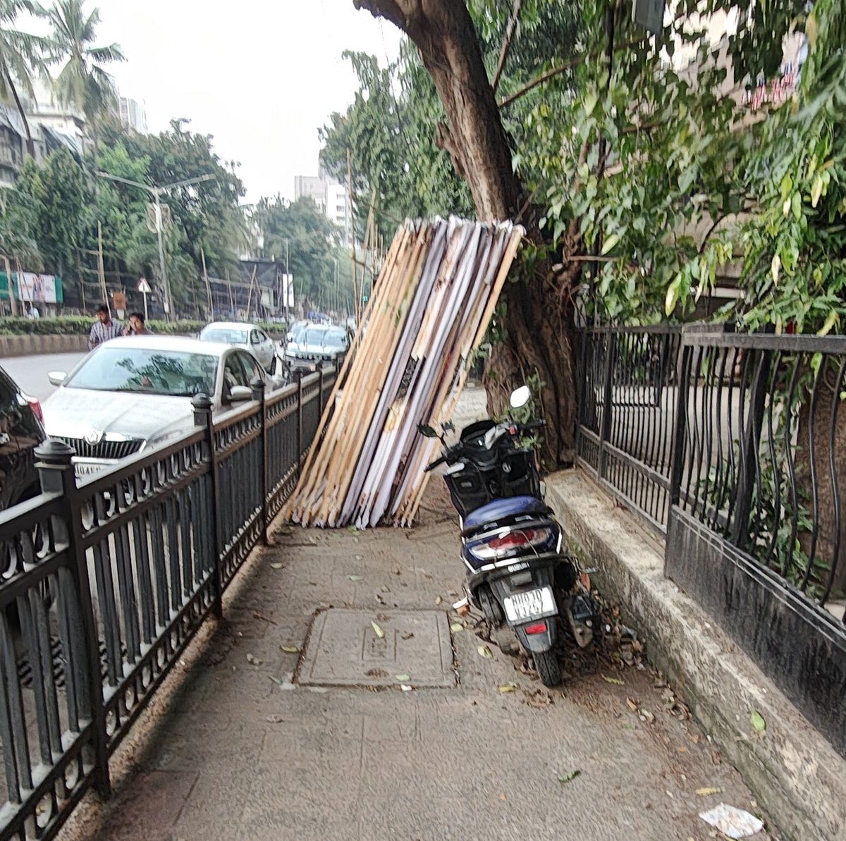 AlertCitizen5's tweet photo. @mybmc @mybmcInfra @mybmcwardRS Remove these materials from footpath urgently blocking smooth movement of pedestrians at #Kandivali SV Road , Near Skoda car showroom.
CC : @Dhavalvorabjp @MNCDFbombay @midday
#PedestrianSafety
#MNCDFcollective https://t.co/7Jm8vGwAWI
