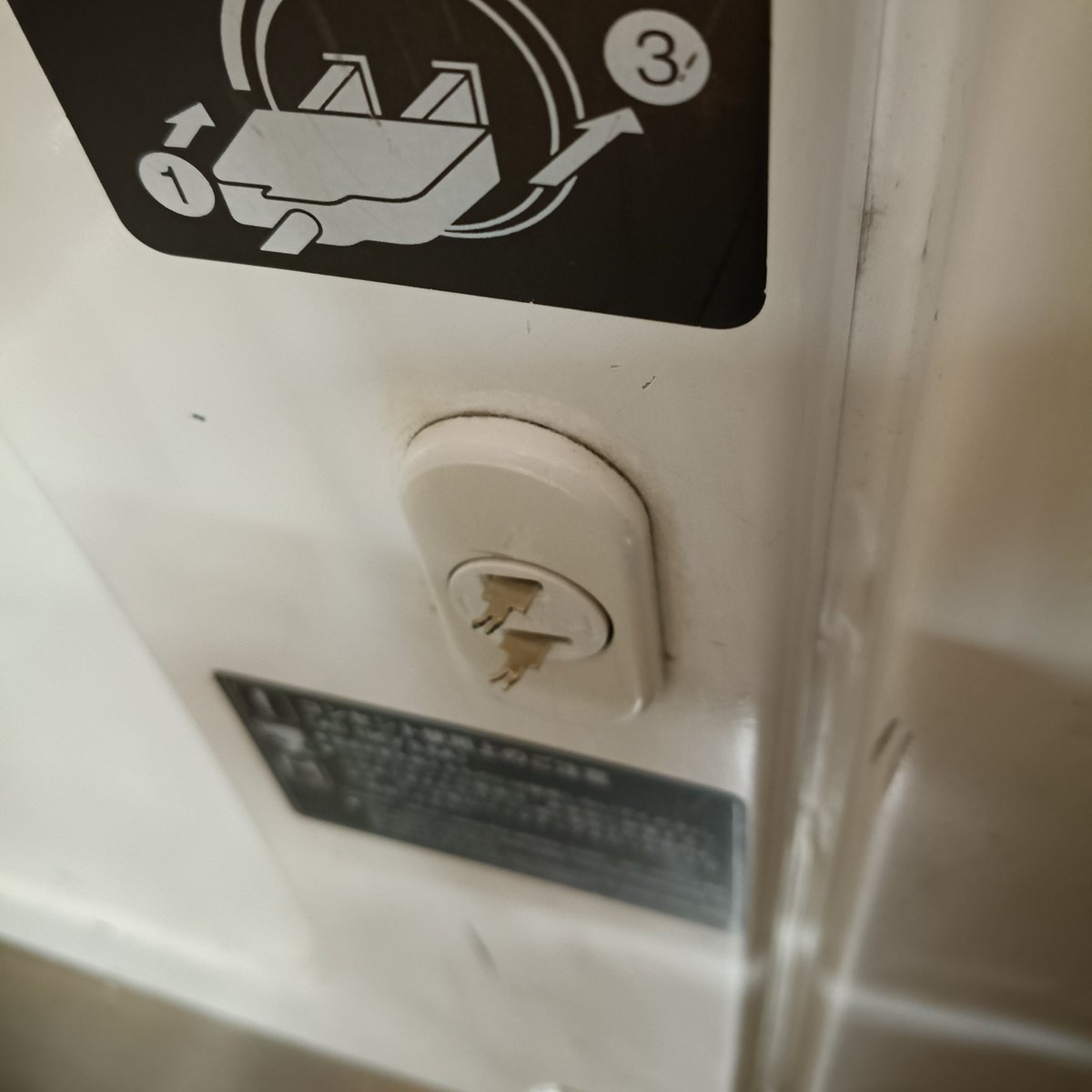 JAPAN_D3's tweet photo. 充電しようとしたらコレ
危険度がイマイチわからんが、
自分の直感が絶対に触るなと言っている… https://t.co/SGMSYZ4kEu
