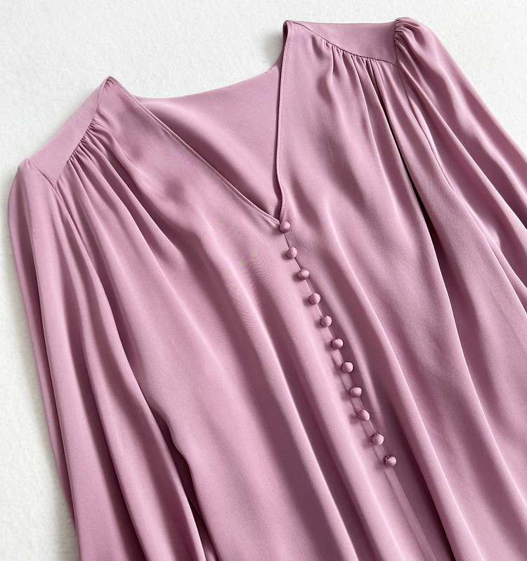 erl6dee9540's tweet photo. Today I’m sharing a soft, silky gift—arched silk stockings, carefully chosen, gently touched, the delicate fabric evokes quiet, shy charm. https://t.co/naZfpiwbTk