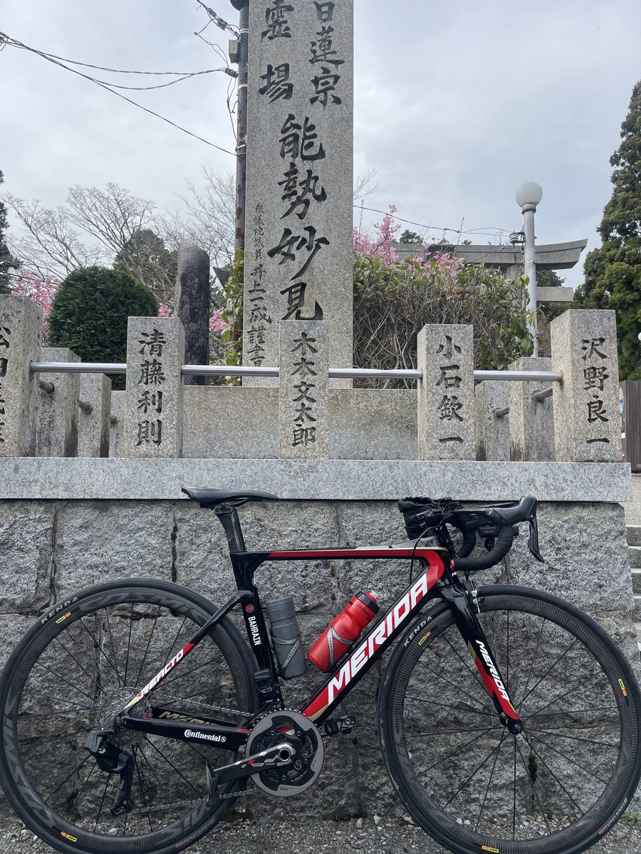 chara062's tweet photo. チャレンジリーグ26-27 堺浜クリテ 1-2戦に参加します！ https://t.co/5e4UpnPvSH #スポエン #スポーツエントリー

今年は、このレースに出ることを目標に練習を続けてきた。

ロードバイクを通じてたくさんの人と出会い、いろんなことを教えてもらった。
一緒に走ってくれる仲間がいて、刺激をもらえる環境があったからこそ、ここまで成長できたと思う。

そして今年、ロードバイク仲間と「#8」を結成。

せっかくレースに出るなら、ただ走るだけじゃなく結果を残したい。
そしてレース界隈に「#8」の名前を少しでも広めていきたい🔥

もちろん簡単じゃないのは分かってる。
でも、やるからには全力。

相棒はもちろんMERIDA。
ここまで一緒に走ってきた相棒と、レース当日は思いっきり大暴れするつもりです😆🔥

本番まではまだ時間がある。
ここからさらに追い込んで、できる限り仕上げていく。

今年積み重ねてきたものを全部ぶつける。

目指すは結果。
MERIDAで暴れてきます🔥🚴💨

#MARIDA #REACTO #ELITEWHEELS #Drive #65v #WheelTop #EDS #AGILEST #AGXERO #サイクリング #ロードバイク #ダイエット #筋トレ #ボディーメイク #減量