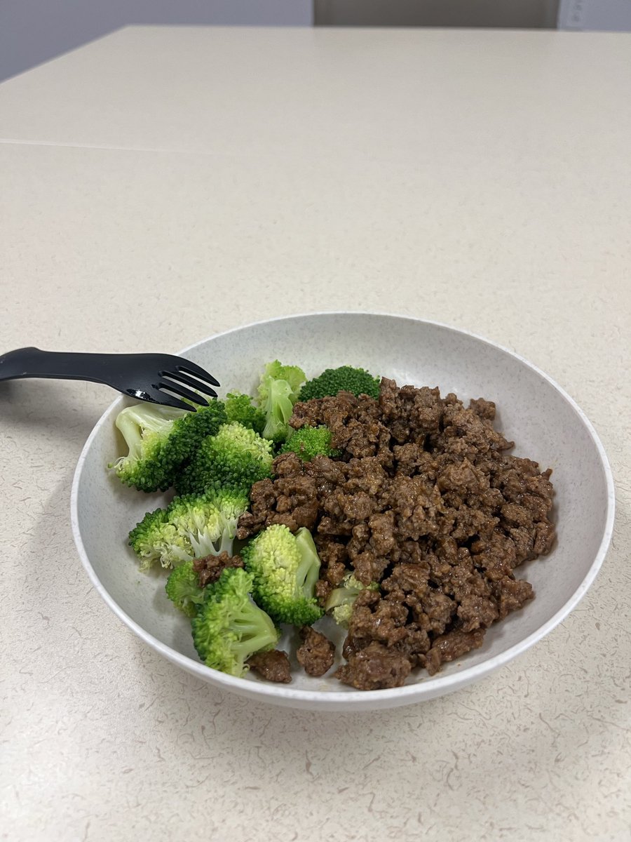 DeanTTraining's tweet photo. My favorite thing about beef and broccoli bowls:

They piss off carnivores and vegans simultaneously

Is there anything better than that? https://t.co/4jwGzvNeA8