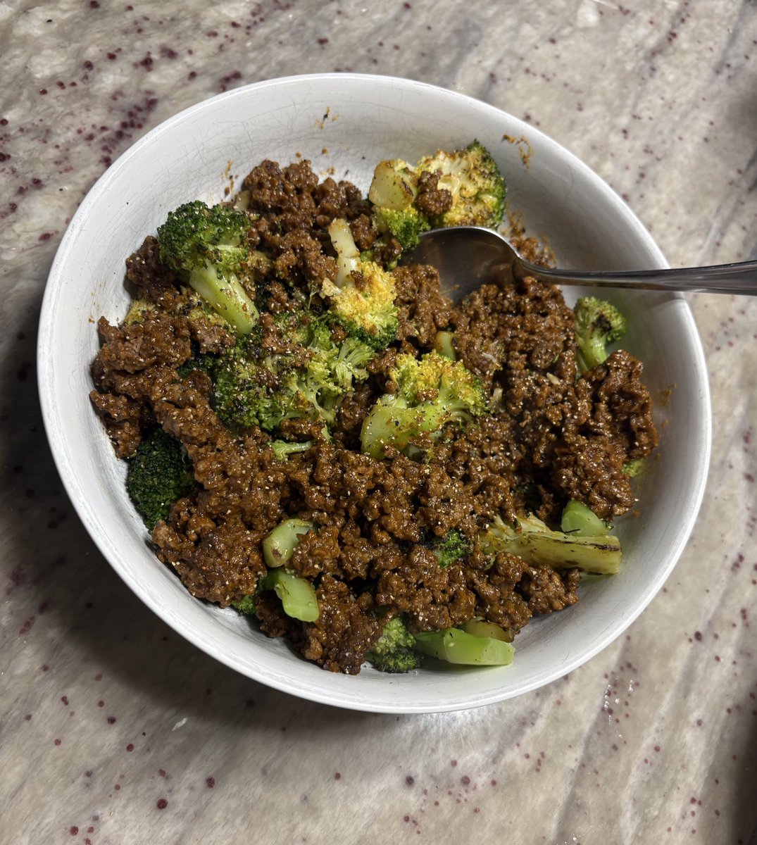 DeanTTraining's tweet photo. My favorite thing about beef and broccoli bowls:

They piss off carnivores and vegans simultaneously

Is there anything better than that? https://t.co/4jwGzvNeA8