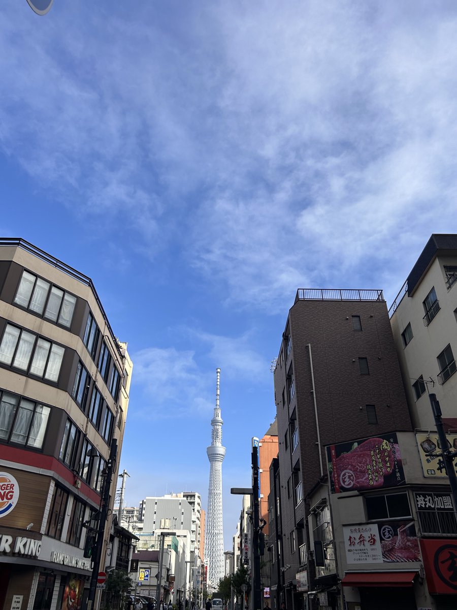 wellnessdining's tweet photo. おはようございます🌤️🌿

今朝の錦糸町は、久しぶりに晴れ間が見える朝です✨
9月はどんよりとした空が続いていましたが、今日は雲の合間から青空と日差しがのぞいています😊
東京スカイツリーも久しぶりに姿を見せてくれています🗼

このあと次第に晴れ間が広がり、日中は27℃前後まで気温が上がる予報です☀️
朝晩との気温差に気をつけながらお過ごしください。

今日は「都民の日」🏙️
東京の自治や発展について改めて考える日として、1952年に制定されました。

今日から10月！
久しぶりの青空とともに、気持ちよく新しい月をスタートしていきたいですね🌈
本日もよろしくお願いいたします！