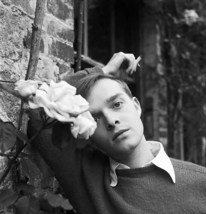 literlandweb1's tweet photo. "Somos libres de hacer y decir lo que individualmente queremos, siempre que esta libertad de palabra y acción no perjudique al prójimo".
"A sangre fría", Truman Capote
📷Cecil Beaton https://t.co/fEsOoTw5AA